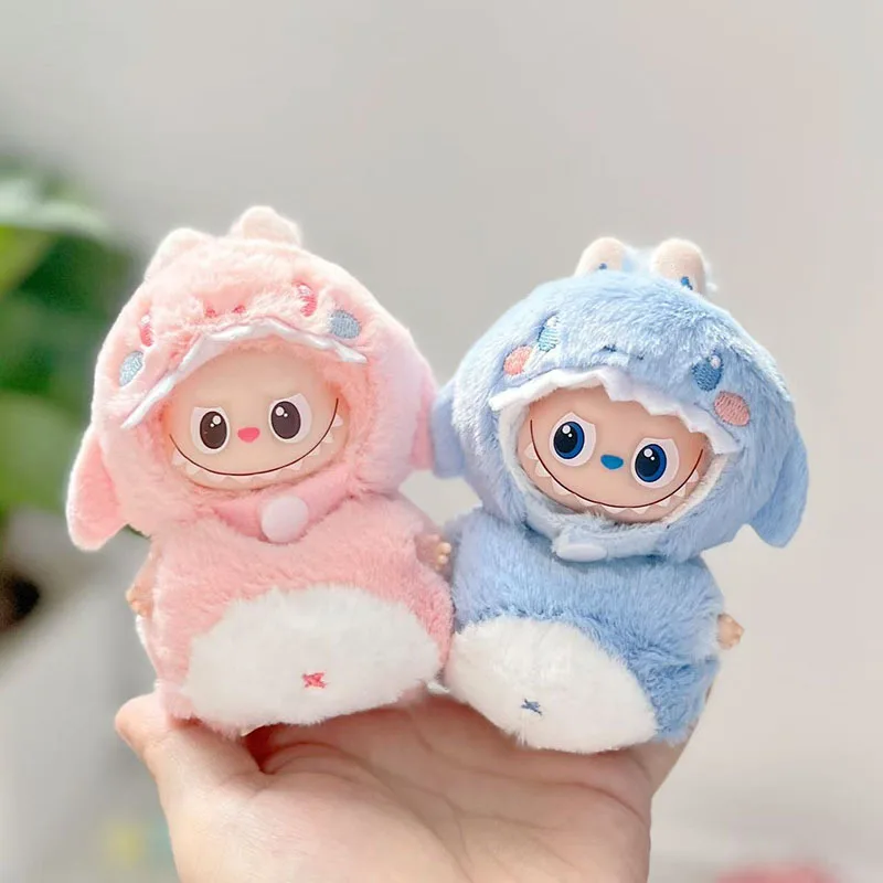 

Набор детских пуховок Mini Labubu Shark 4-го поколения, милый брелок с плюшевыми деталями плавника для виниловой куклы 10 см (только одежда)