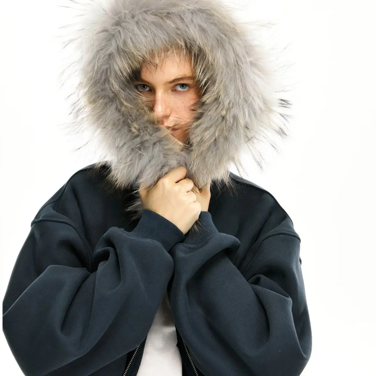 سترة بغطاء للرأس بسحاب قصير لعام 2025 لتصميم الخريف والشتاء سترة صوفية مريحة للنساء