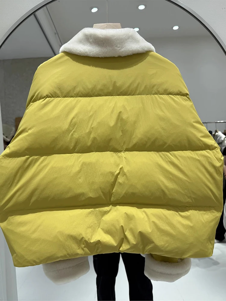 2025 Inverno Nuova Personalità Piumino da Donna Breve Colletto POLO Polsini di Giunzione Addensato Allentato Piumino d'anatra Bianca Cappotto Caldo