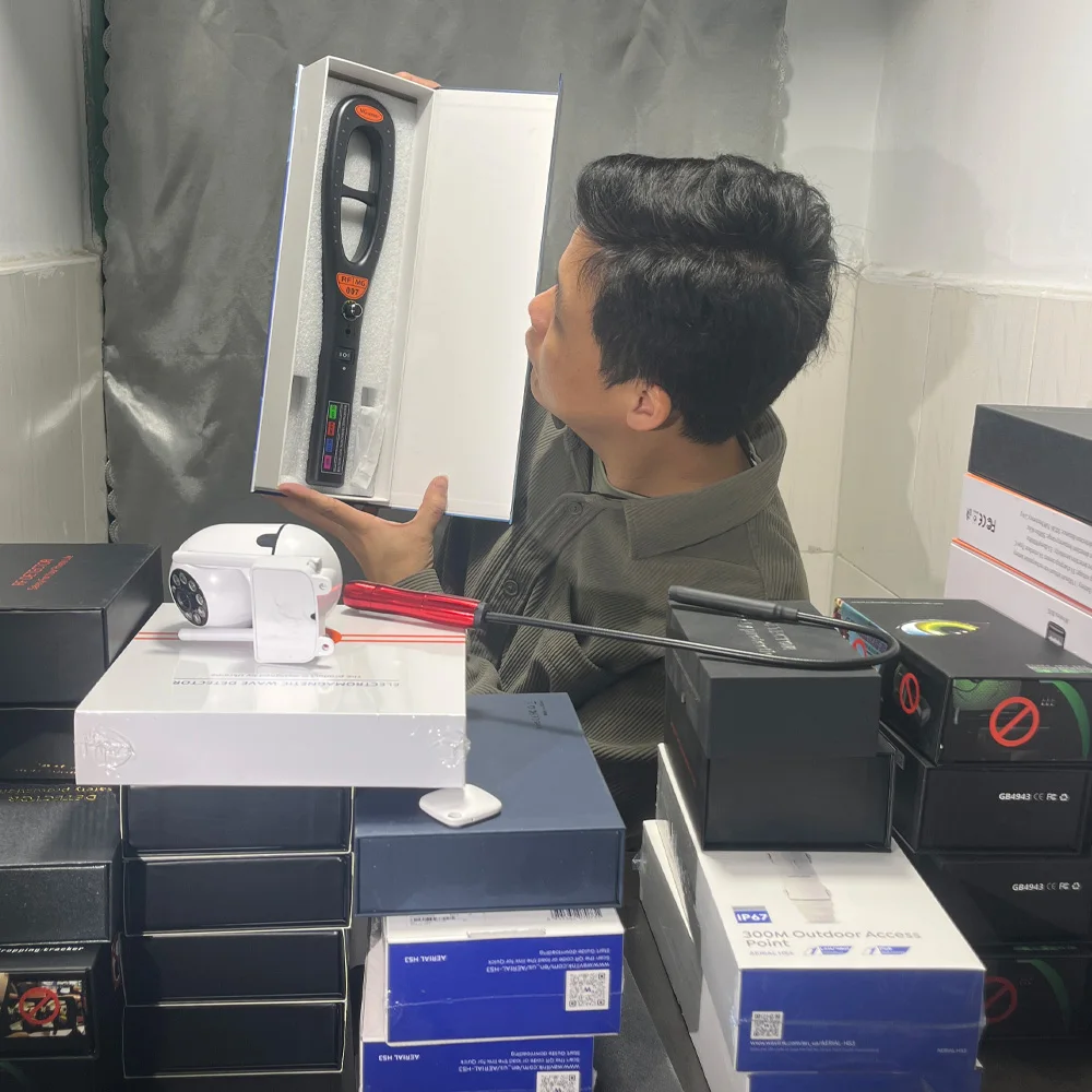 

Professional HK-809 Magnetic & RF Detector - Simultaneous MG/EMF Scan for Car GPS Tracker, Wireless Camera, Eavesdrop Device