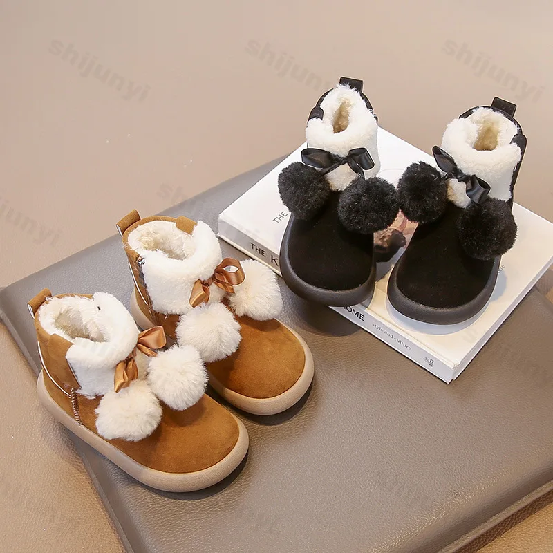 

Зимние сапоги для девочек, зима 2024, новые детские плюшевые утепленные короткие сапоги, теплая модная хлопковая обувь принцессы с бантом и боковой молнией