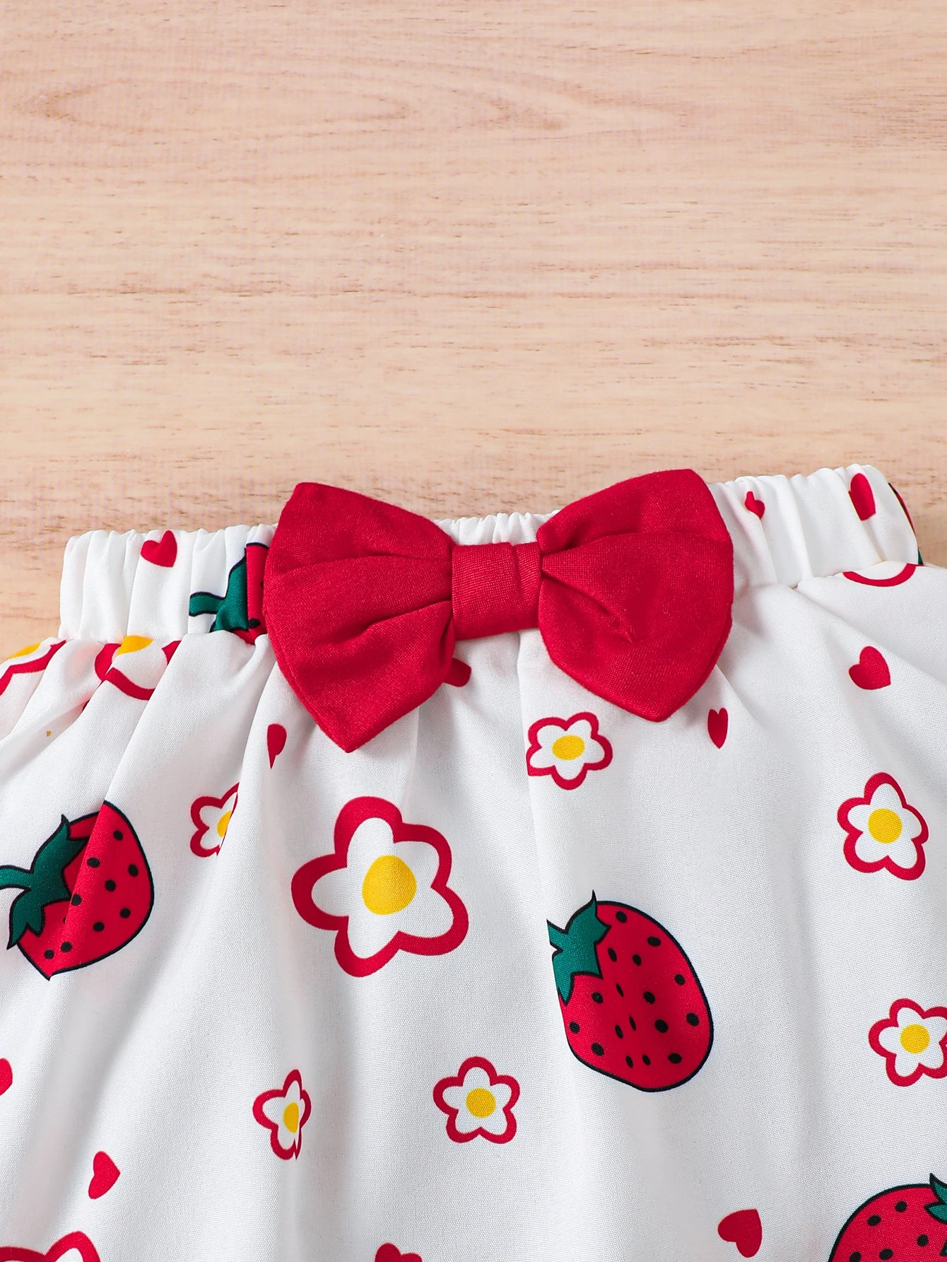 Babykleidung, Mädchen-Set: Ärmelloses Oberteil mit Rüschen, Rock mit Schleife und Erdbeer-Print, modisches Set für Kleinkinder im Alter von 0 bis 3 Jahren. – Detail 5