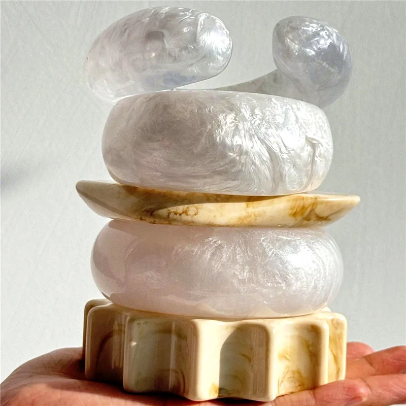 HUANZHI Einfache Perlglanz Weiß Beige Farbverlauf Geometrische Breite Harz Armreif Asymmetrische Wasser Tropfen Charms Schmuck