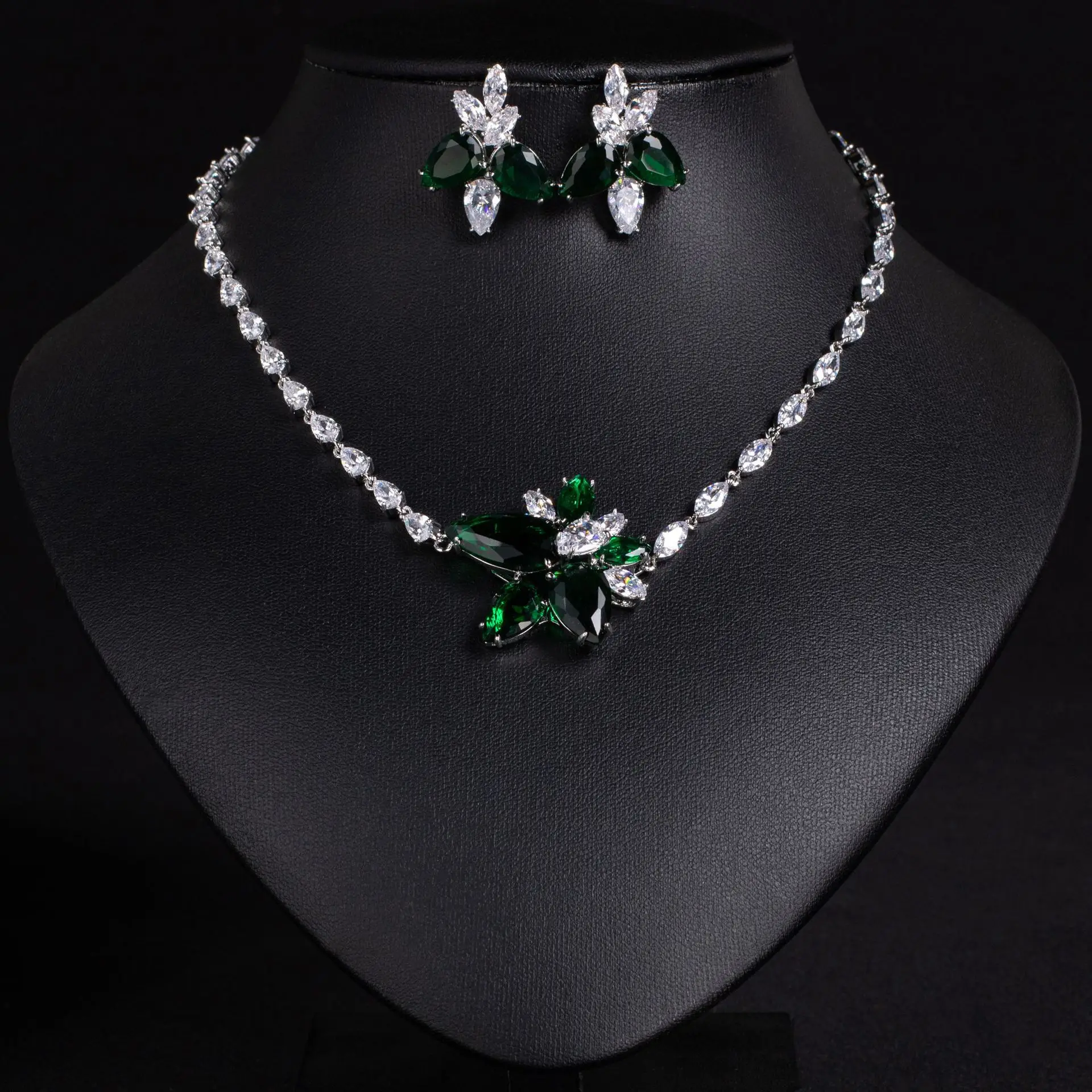 مجموعة أقراط وقلادة على شكل دمعة من الألماس - مجموعة مجوهرات الزفاف الأنيقة - أزياء Jovani النسائية