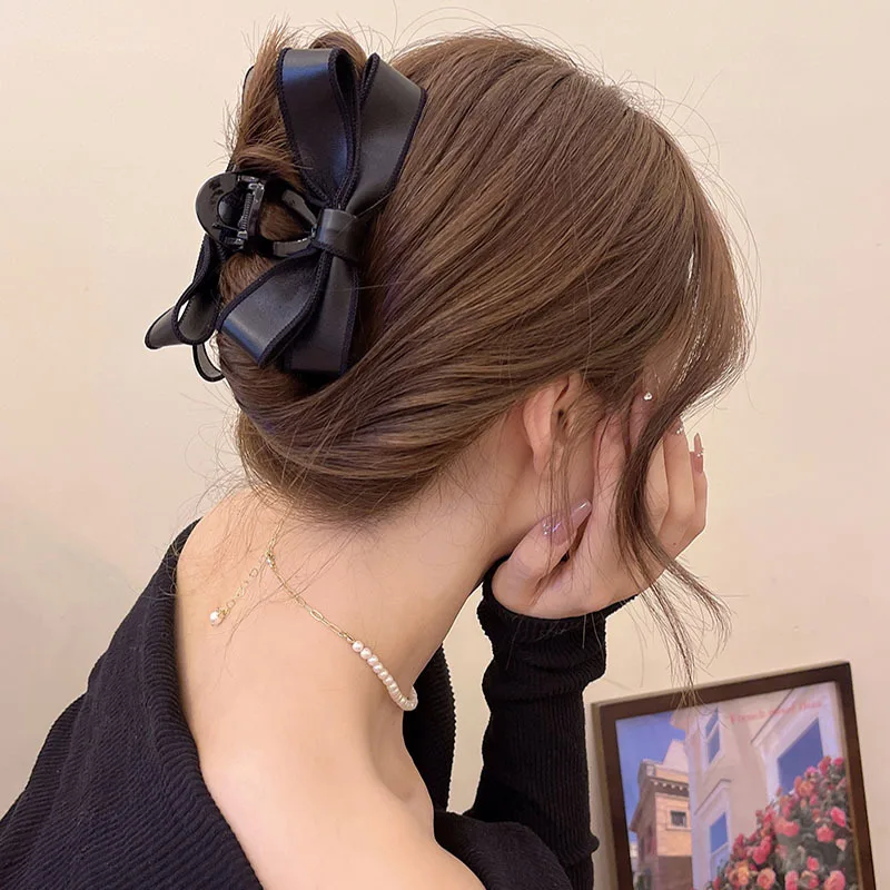 Artiglio per capelli con fiocco elegante per donna Forcine per capelli in pelle PU bianca nera Temperamento Grandi fermagli per squalo Accessori per