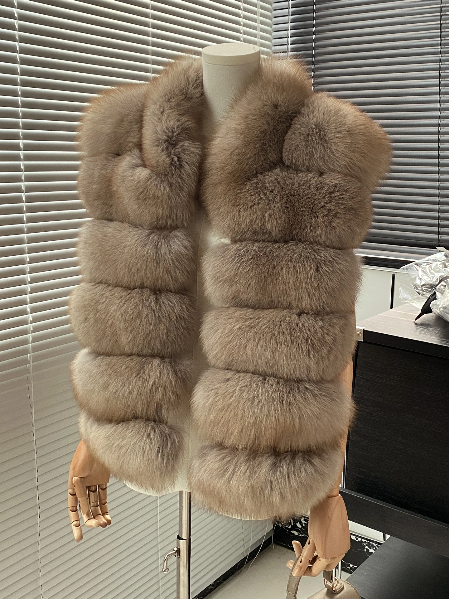A new Korean-style vest for women in 2025, featuring a fox fur fur vest with a stand-up collar and layering