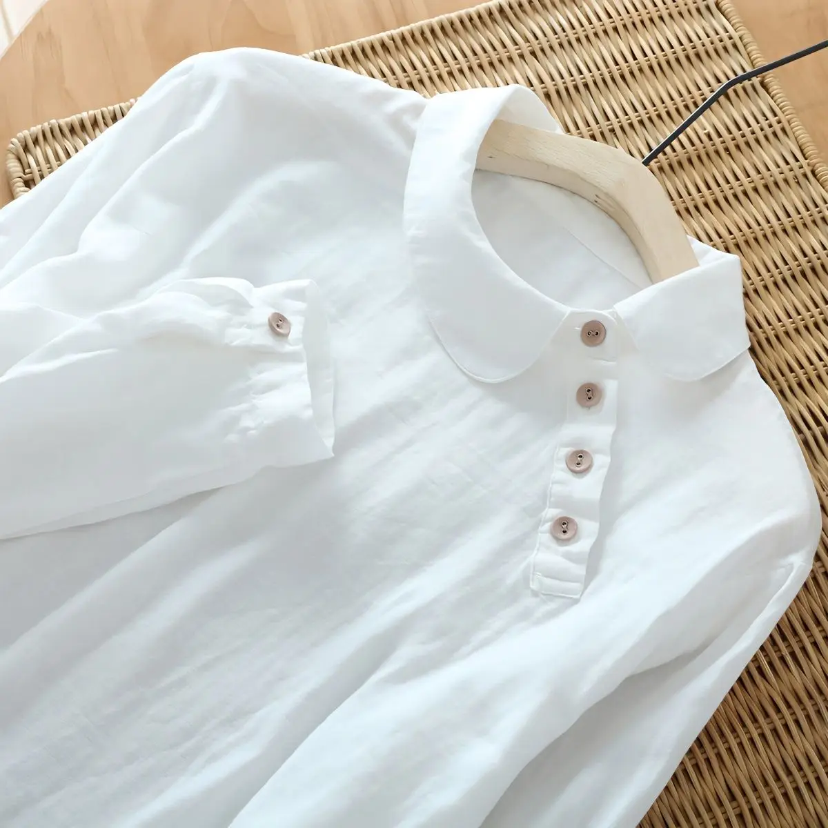 

Design Sense: Flip Collar Long Sleeved White Shirt Women's Autumn Cotton Linen Retro Cotton Top
