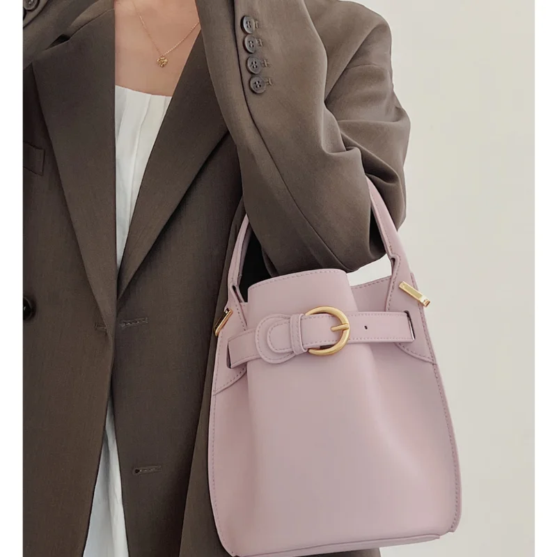 

2024 New Fashion High-grade Texture Soft Leather Bucket Feminine Single Shoulder Crossbody Trumpet Music Commuter Leisure Bag