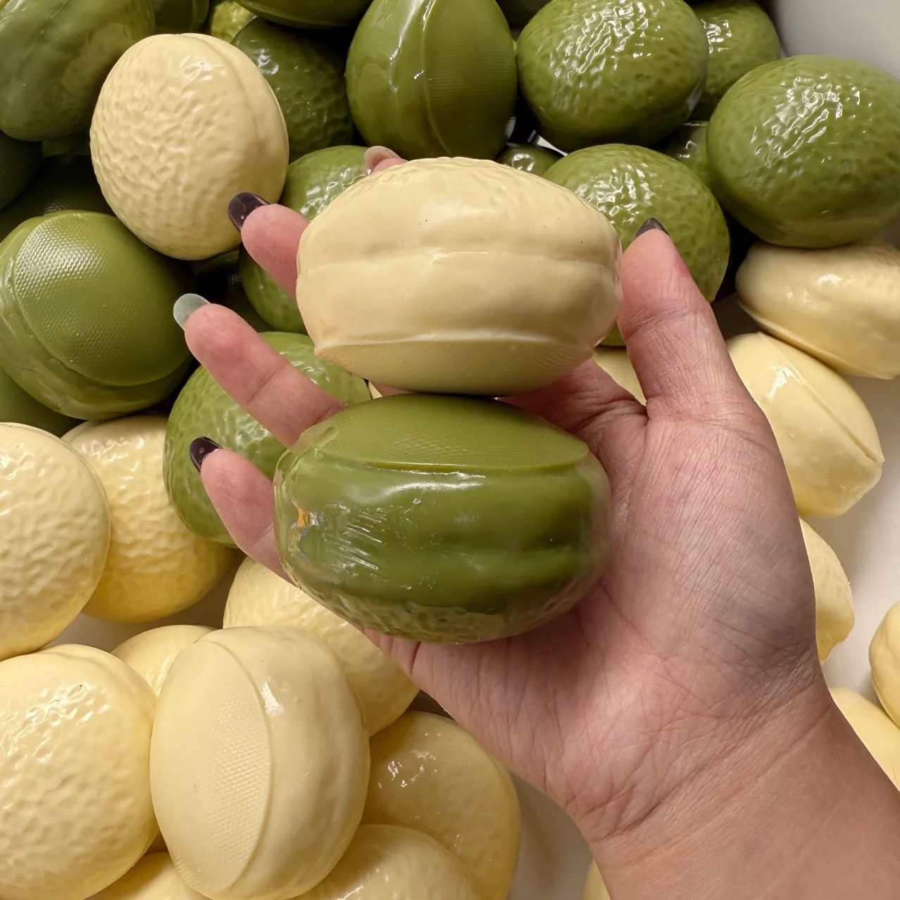 Pai teh krim cokelat putih baru - mainan bola buatan tangan yang renyah dan mengurangi stres, membantu meredakan stres dan melepaskan kecemasan.