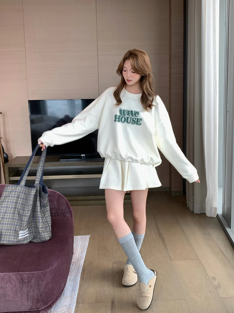 

Комплект из двух предметов: свободный свитшот с вышивкой и юбка, женская модная осенняя коллекция 2025