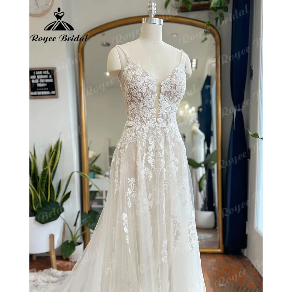 Luxury Plunging Lace Appliques Open Back Wedding Gown with V Neck Spaghetti Straps 2023 Bride Wedding Dress robe de soirée femme