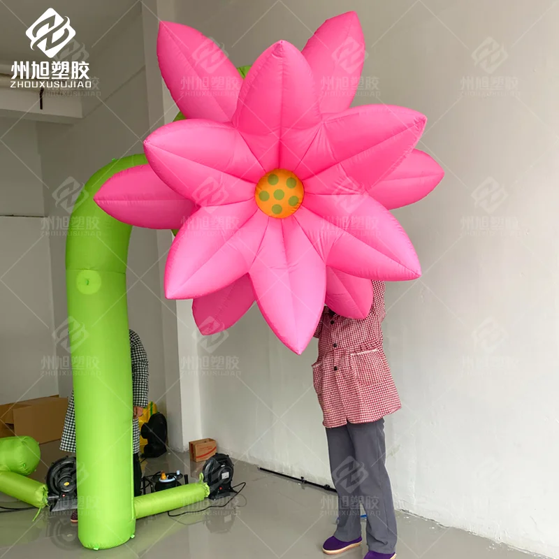 Grande modello di fiore gonfiabile con oggetti di scena decorativi soffianti per macchie panoramiche all'aperto, parchi e centri commerciali