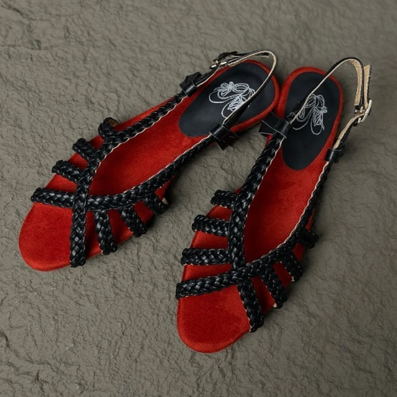 

Высококачественные плетеные сандалии ручной работы на плоской подошве, женская модная брендовая дизайнерская обувь с ремешком сзади и пряжкой, летние пикантные пляжные сандалии с открытым носком