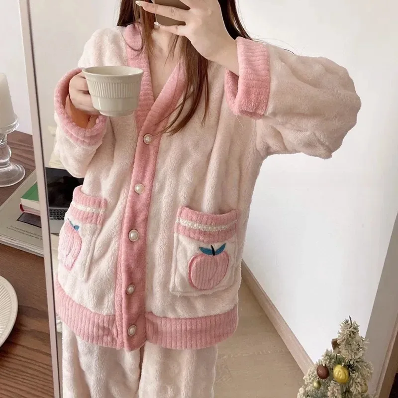 Conjunto de pijama con estampado de fresas para mujer, ropa de dormir de terciopelo polar, traje de Casa esponjoso, ropa de noche cálida coreana,