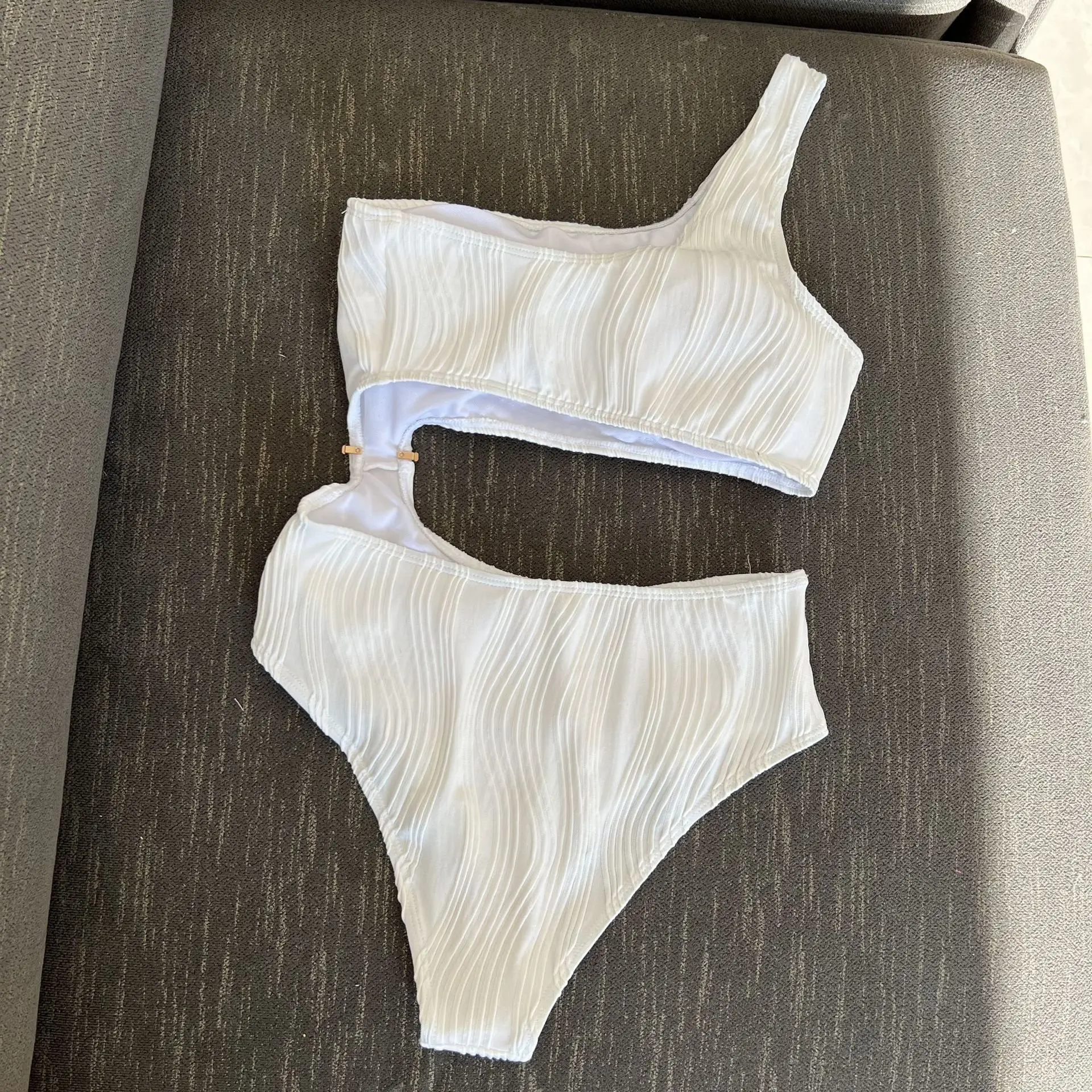 Nuevo traje de baño asimétrico recortado arrugado de una pieza, traje de baño para mujer, bañador acolchado de un hombro, traje de baño para nadar para mujer