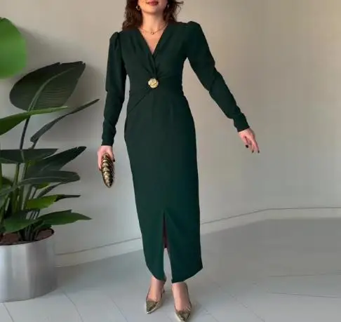 Otoño nuevo vestido de manga larga con diseño de botones de Metal plisado con cuello en V con temperamento elegante para mujer y vestido con diseño de hendidura