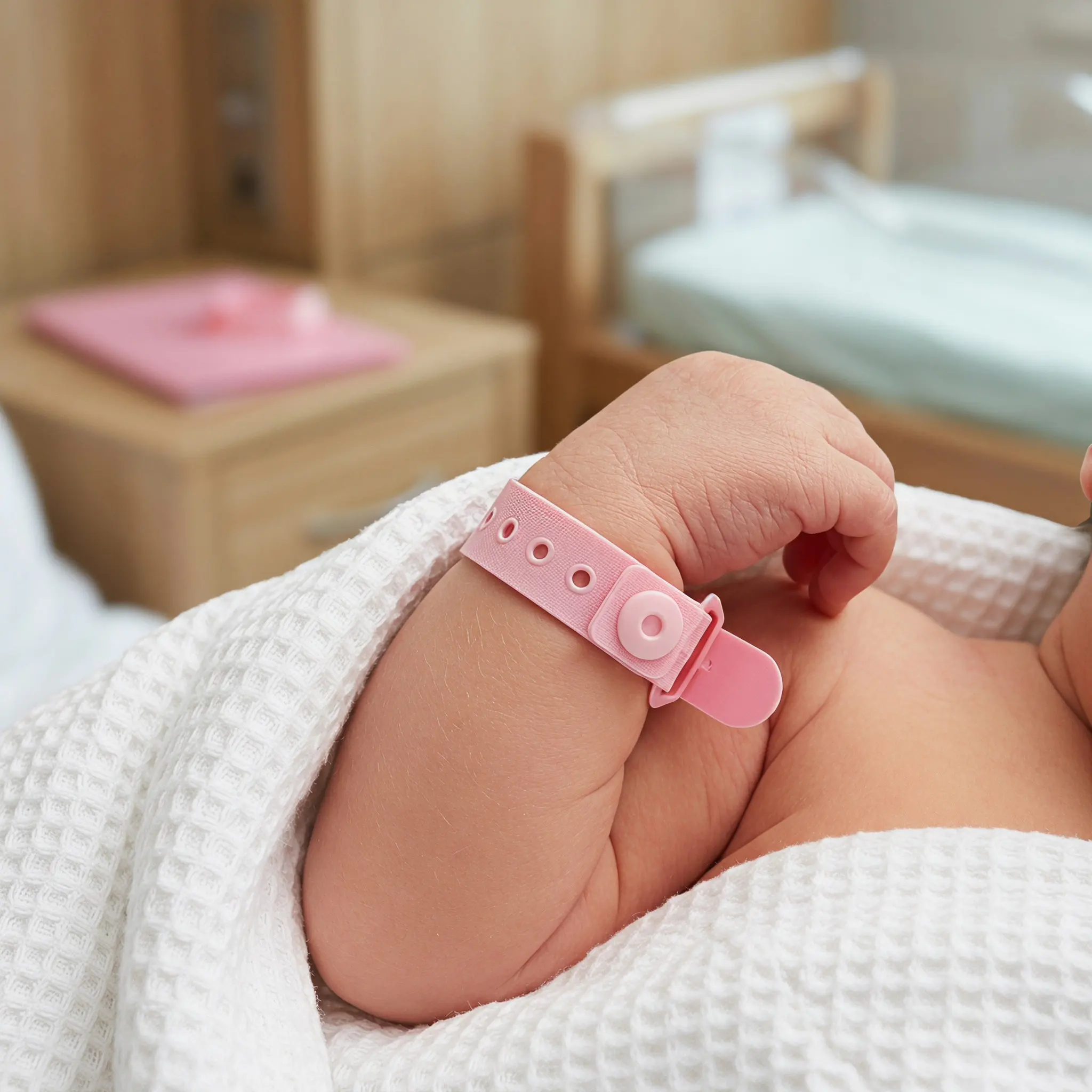 100Pcs Waterproof Id Wristbands Disposable Soft PVC Identification Bands Writeable for Hospital Neonatal Units