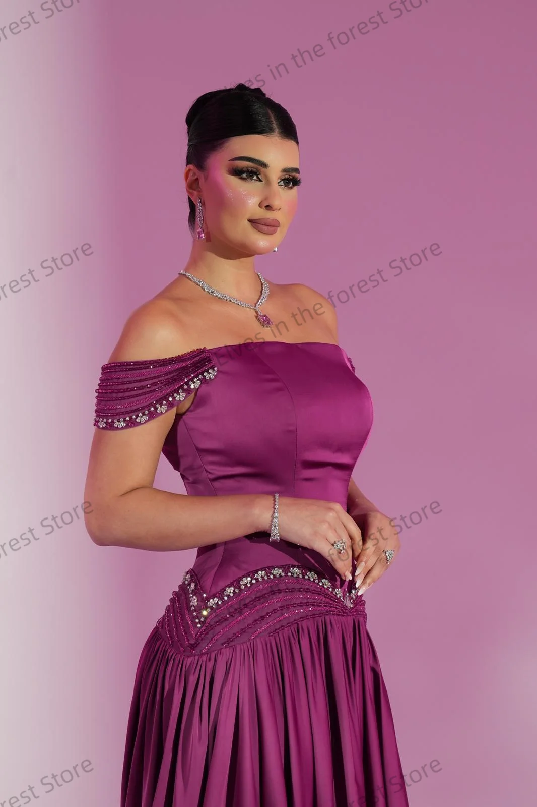 Eleganckie fioletowe suknie wieczorowe z odkrytymi ramionami, satynowe Vestido de Noche, szyte na miarę, zdobione koralikami, długość do podłogi, suknie na bal maturalny.