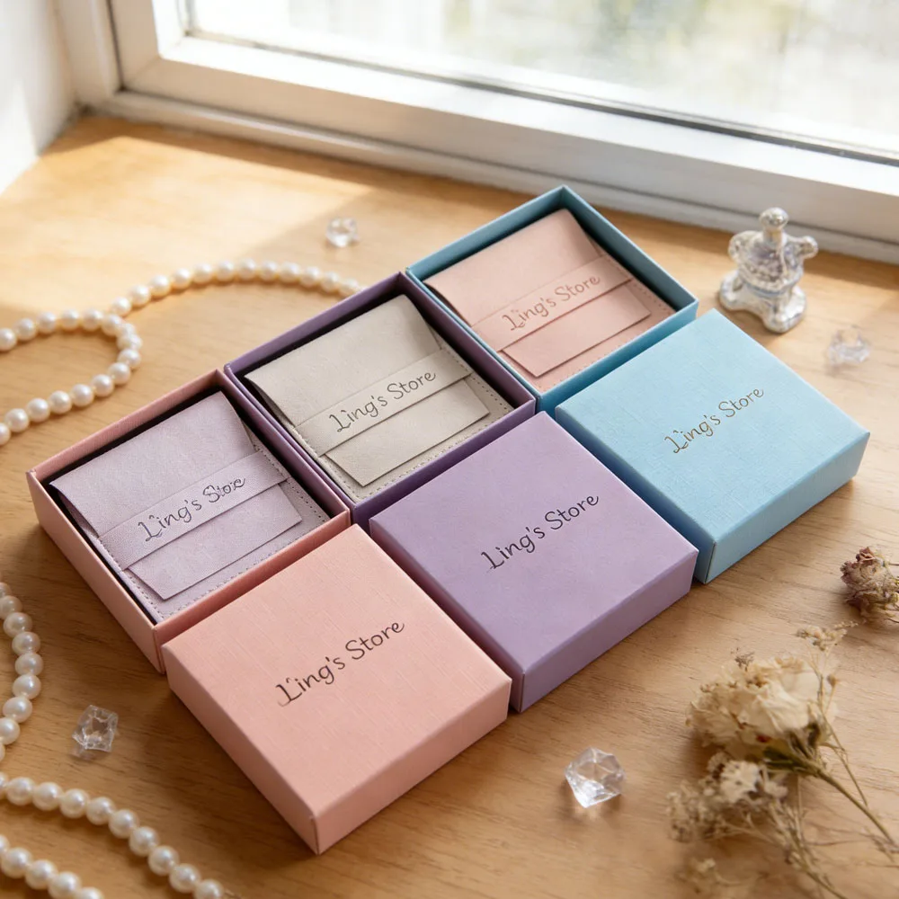 

Персонализированная шкатулка для украшений 7x7x3 см с внутренними мешочками из микрофибры 6.2x6.2 см с индивидуальным логотипом, замшевые бархатные мешочки-органайзеры для колец и серег