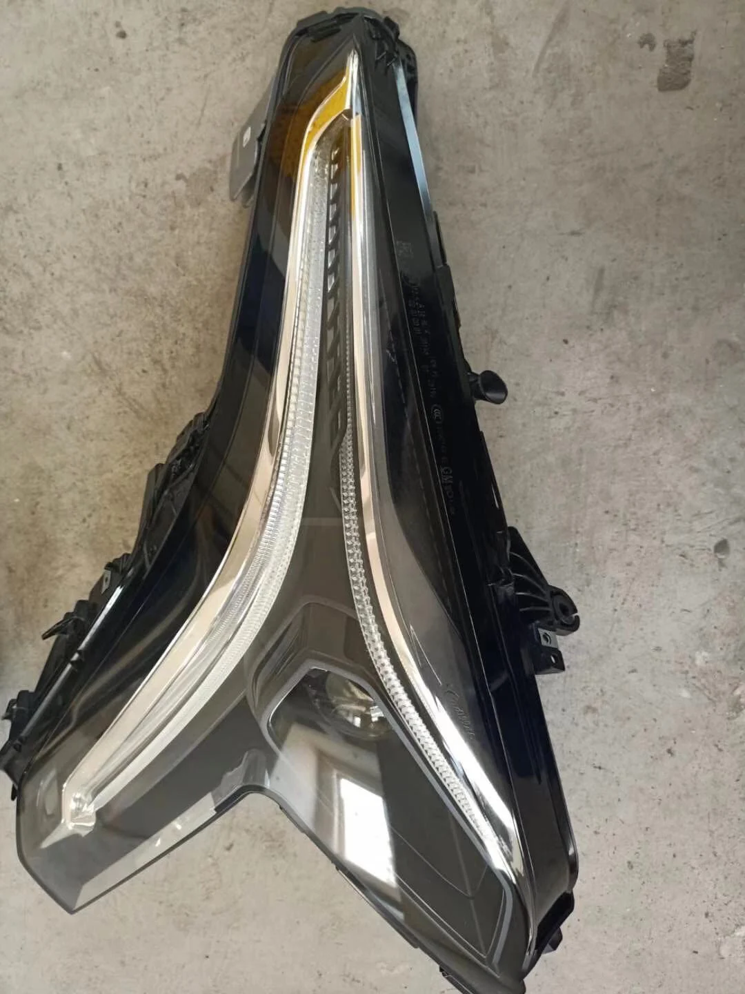 Suitable for 18-20 Cadillac XT4 LED headlamp