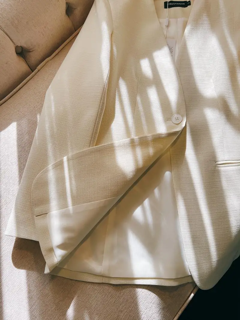 ชุดสูทลำลองคอวีสีขาวสำหรับผู้หญิง แฟชั่นทรงเข้ารูป แขนยาว สำหรับฤดูหนาว ปี 2024 ดีไซน์ดั้งเดิม ผลิตในจีน