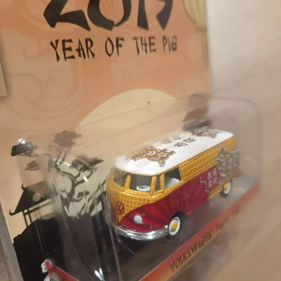 

Green Light 1:64 Volkswagen T2 Van - Chinese Zodiac 2019 Year of the Pig, electroplated red