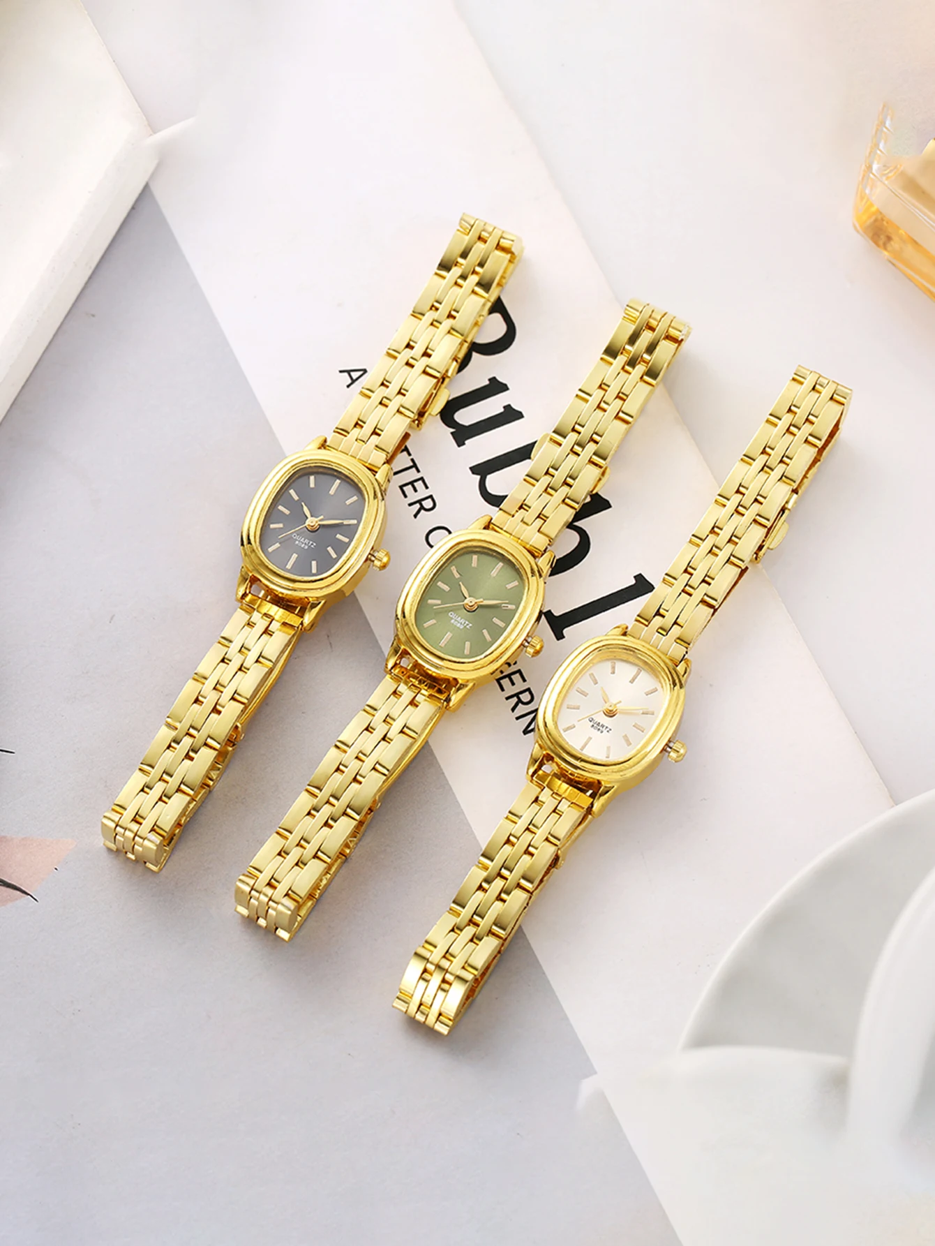 ساعة يد كوارتز عتيقة جديدة بمزاج عصري ومؤشر قرص بيضاوي وحزام فولاذي رقمي بسيط للسيدات