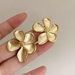 Vintage Gold Color Matte Texture Metal Flower Earrings for Women Girls Fashion Party Jewelry Gifts 2024