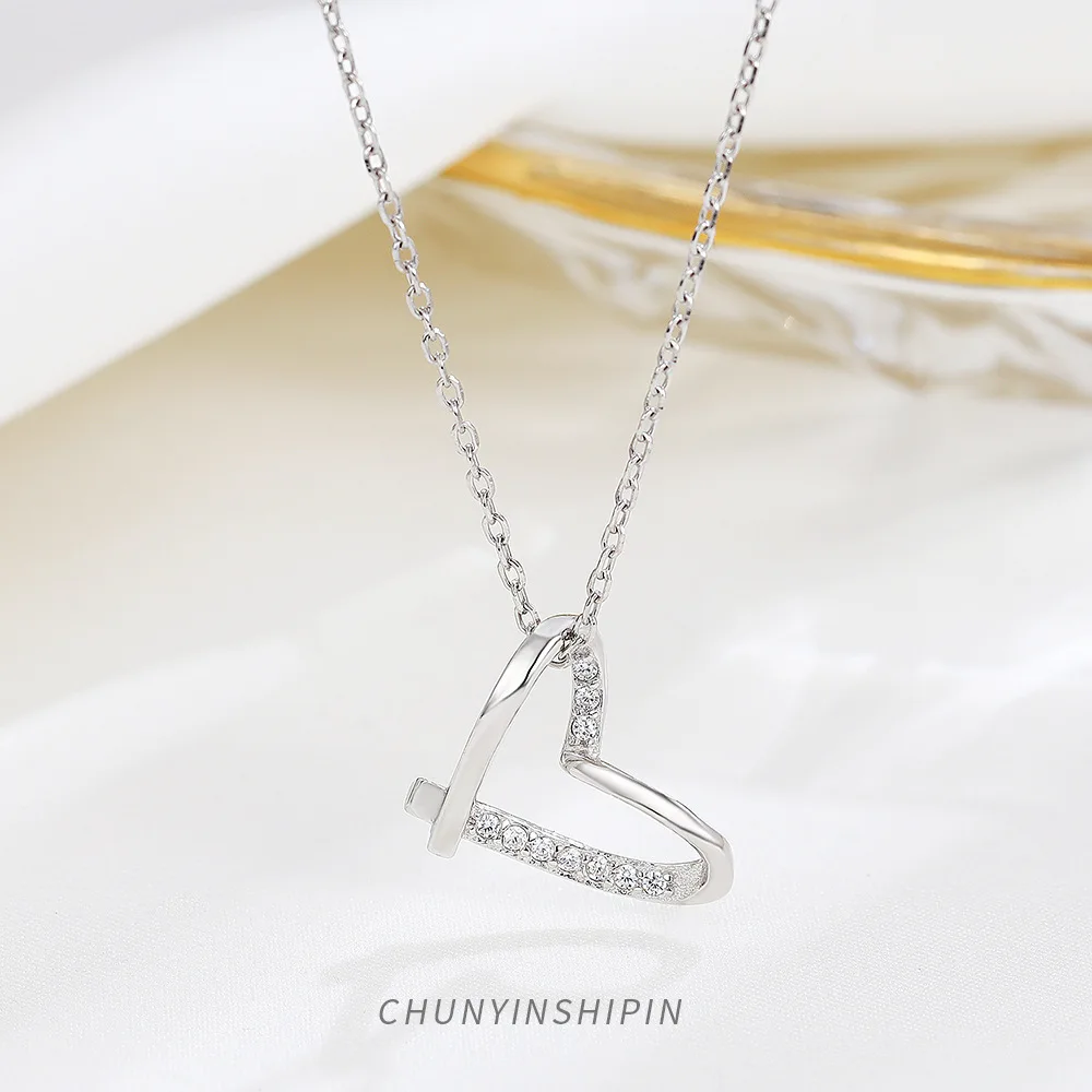 

Chic and Elegant Ins S925 Sterling Silver Love-shaped Necklace with Diamonds for Women, Korean-style Neck Chain for Collarbone