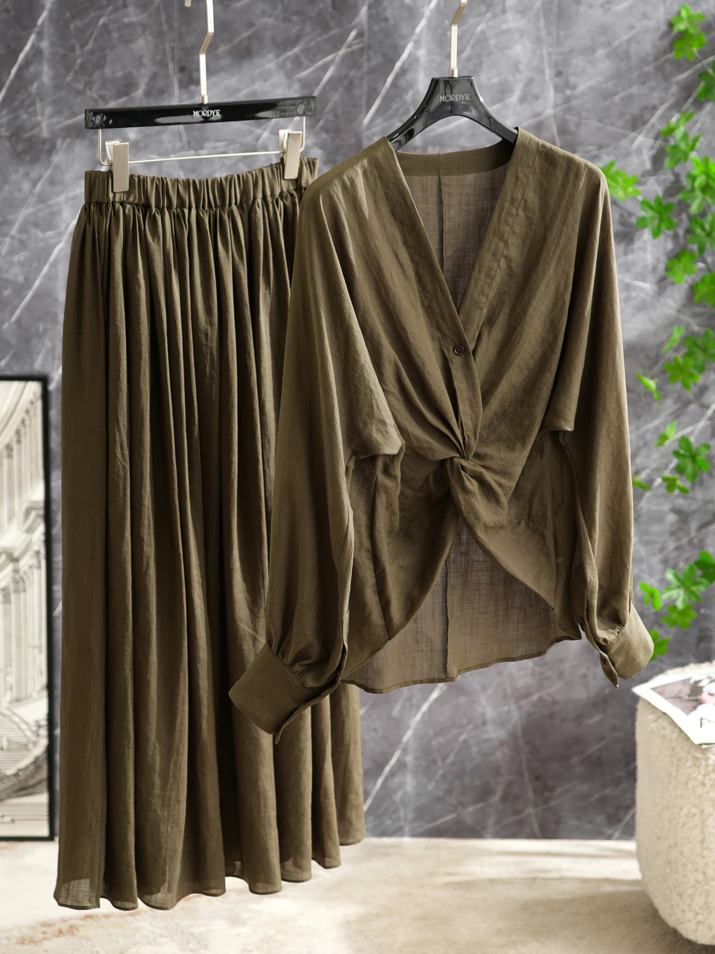 

Потрясающий комплект из двух предметов: топ с V-образным вырезом и перекрестными завязками, юбка миди с эластичным поясом. Льняной комплект, 100% оригинальный дизайн, прямой крой, длинный рукав.