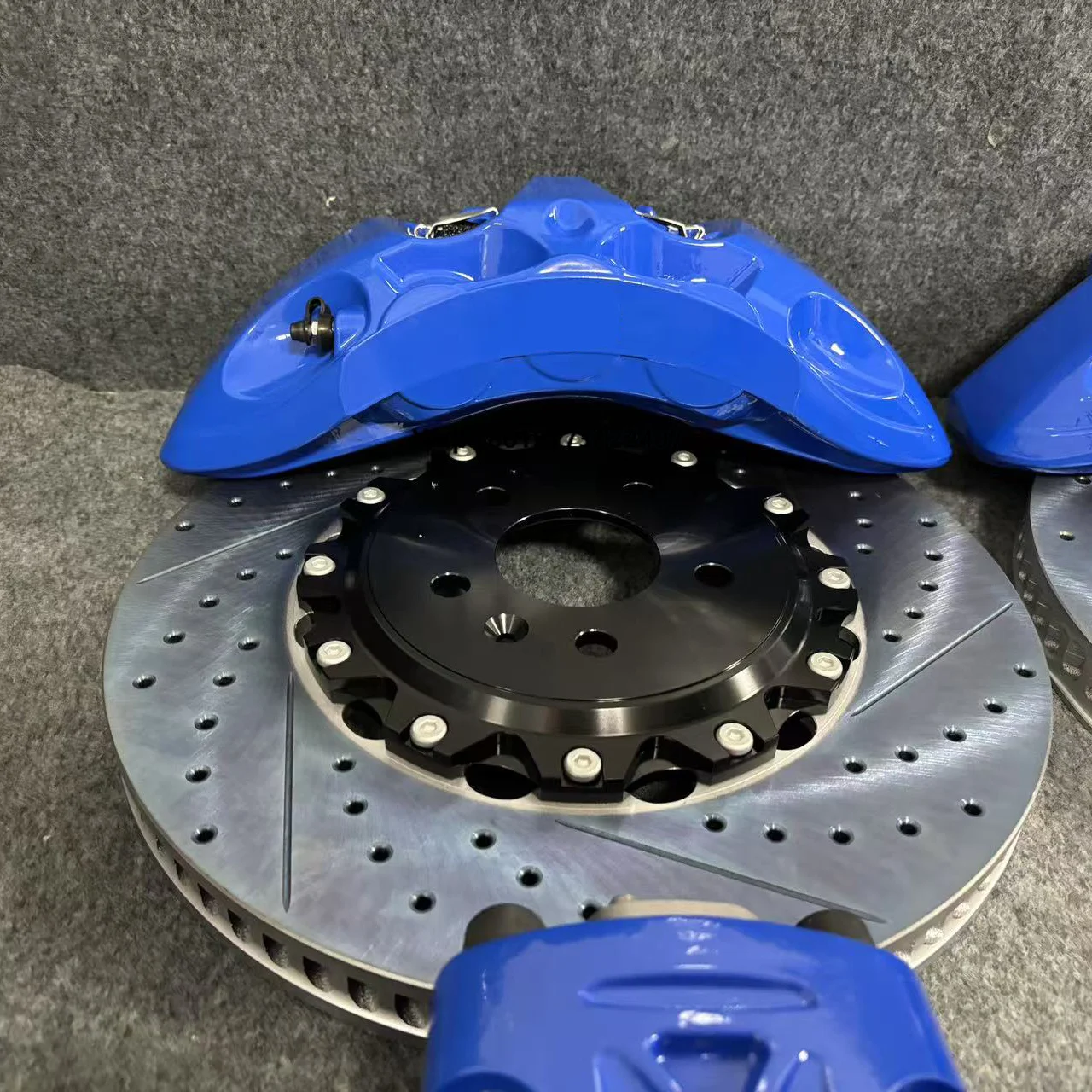 High Quality Silver Big Brake Caliper Kit Front 6 Pistons Rear 4 Pot Electronic Brakes Fish Bone Disc 19 Inch Wheels Sport Cars