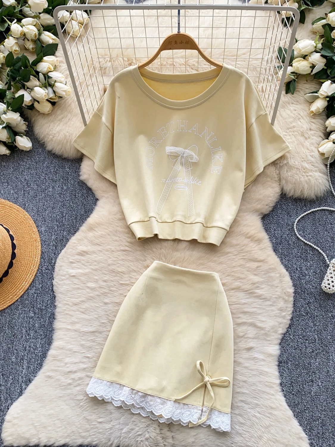 

Летний женский комплект из двух предметов: топ с круглым вырезом и кружевными вставками, юбка А-силуэта с поясом-завязкой, антивозрастной эффект, для повседневной носки