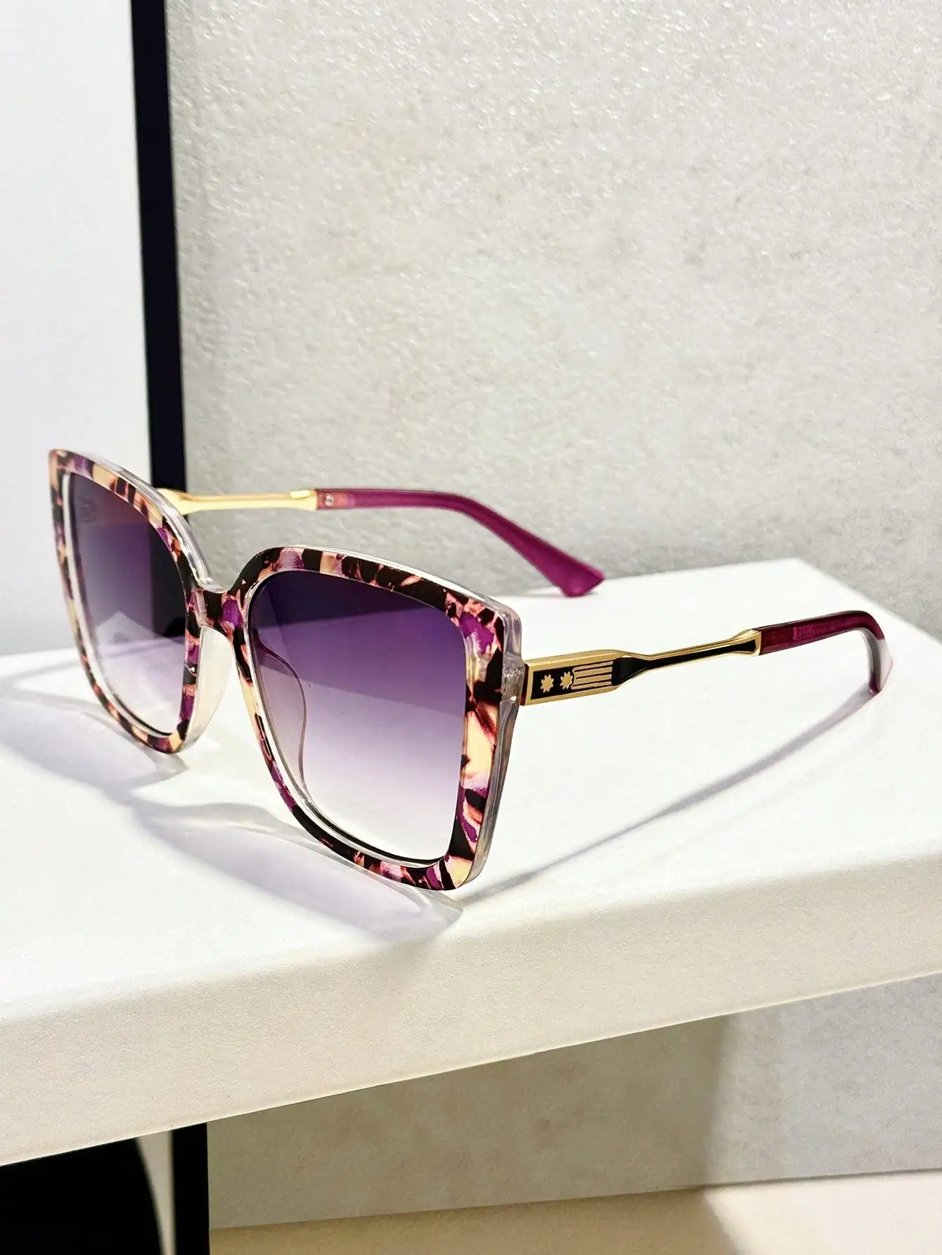 

Унисекс-солнцезащитные очки оверсайз в форме кошачьего глаза с цветочным принтом на оправе и градиентными фиолетовыми линзами