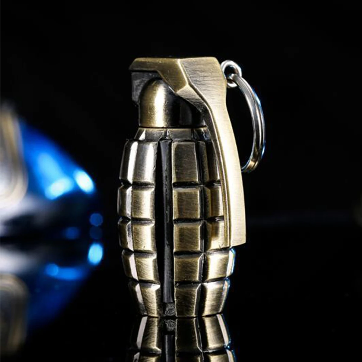 ولاعة طراز قنبلة يدوية قلادة رصاصة معدنية متعددة الوظائف يمكن استخدامها عشرات الآلاف من المرات أعواد ثقاب مقاومة للرياح ومقاومة للماء