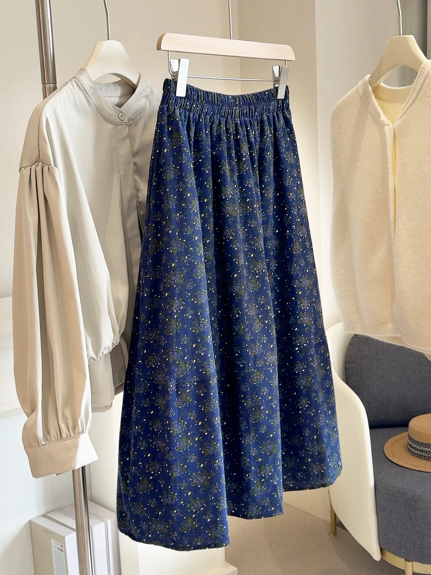 تنورة ميدي زهرية ملونة باللون القهوة للنساء لخريف جديد عالي الخصر ومتعدد الاستخدامات ومظلة على شكل حرف a متوسطة الطول