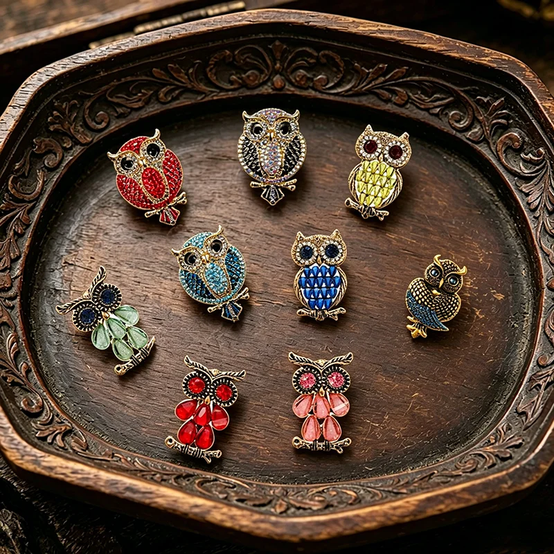 Retro-Strass-Eulenbrosche mit mehrfarbigen Kristallen, Reversnadel aus goldfarbener Legierung, perfekt für lässige und formelle Outfits