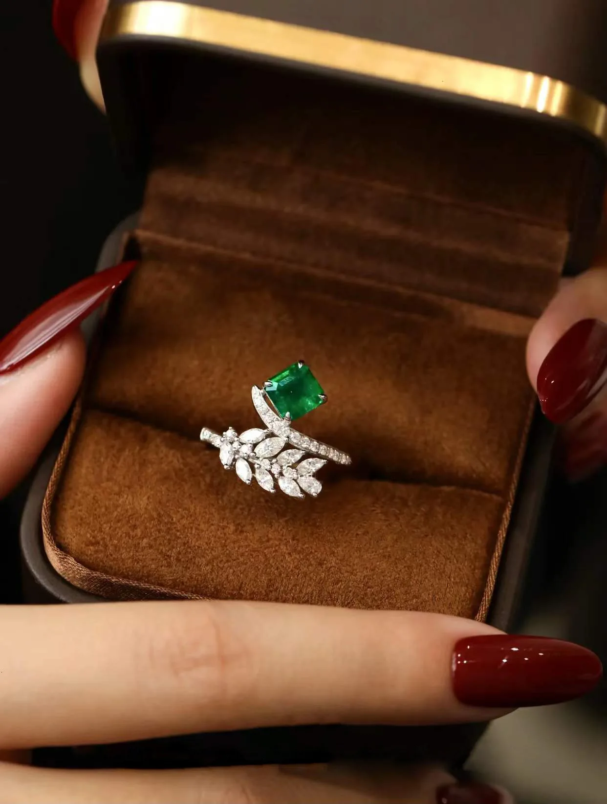 14K White Gold Platinum Set Natural Vivid Green Emerald Diamond Feather Desiger Bridal Engagement Wedding Ring High Fine Jewelry