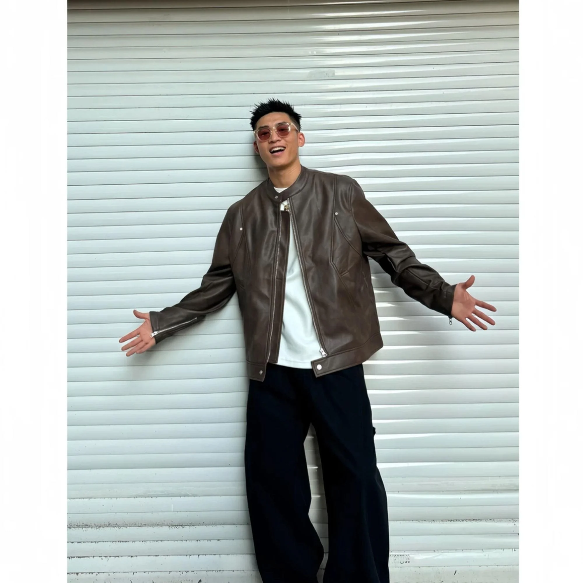 

Мужская кожаная куртка American Sle Hard Haome: модная байкерская куртка с воротником-стойкой, приталенный крой, осенняя коллекция 2025