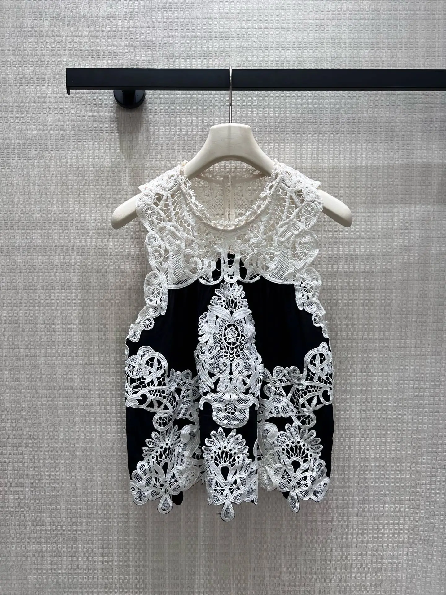 26 Xia Xin Black and White Contrasting Lace Sleeveless Top, with sheer pure white lace, loose T-shirt style