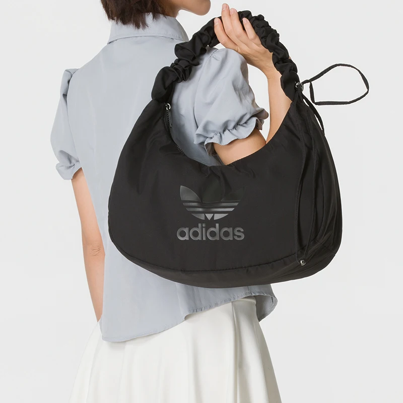 bolso-de-lona-portatil-y-versatil-con-el-logotipo-de-la-marca-adidas-originals-modelo-cloud-para-llevar-en-la-mano-o-al-hombro-tamano-mediano-para-mujer-jp0145-color-negro