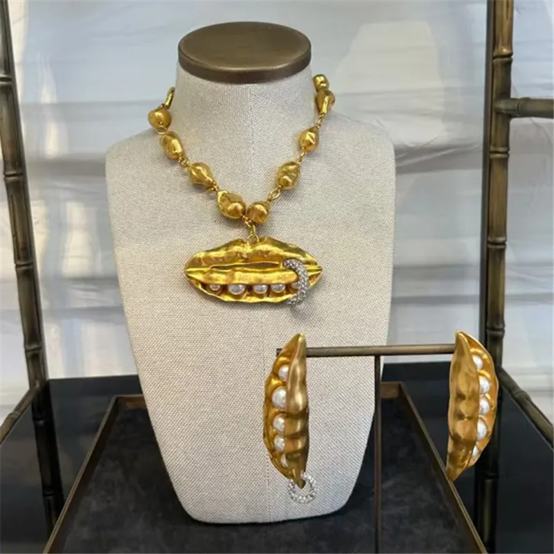 

Retro Exaggerated Metal Pea Pod Lip Clasp Necklace Earrings Unique Chain Luxury Clavicle Chain Jewelry Set European Style