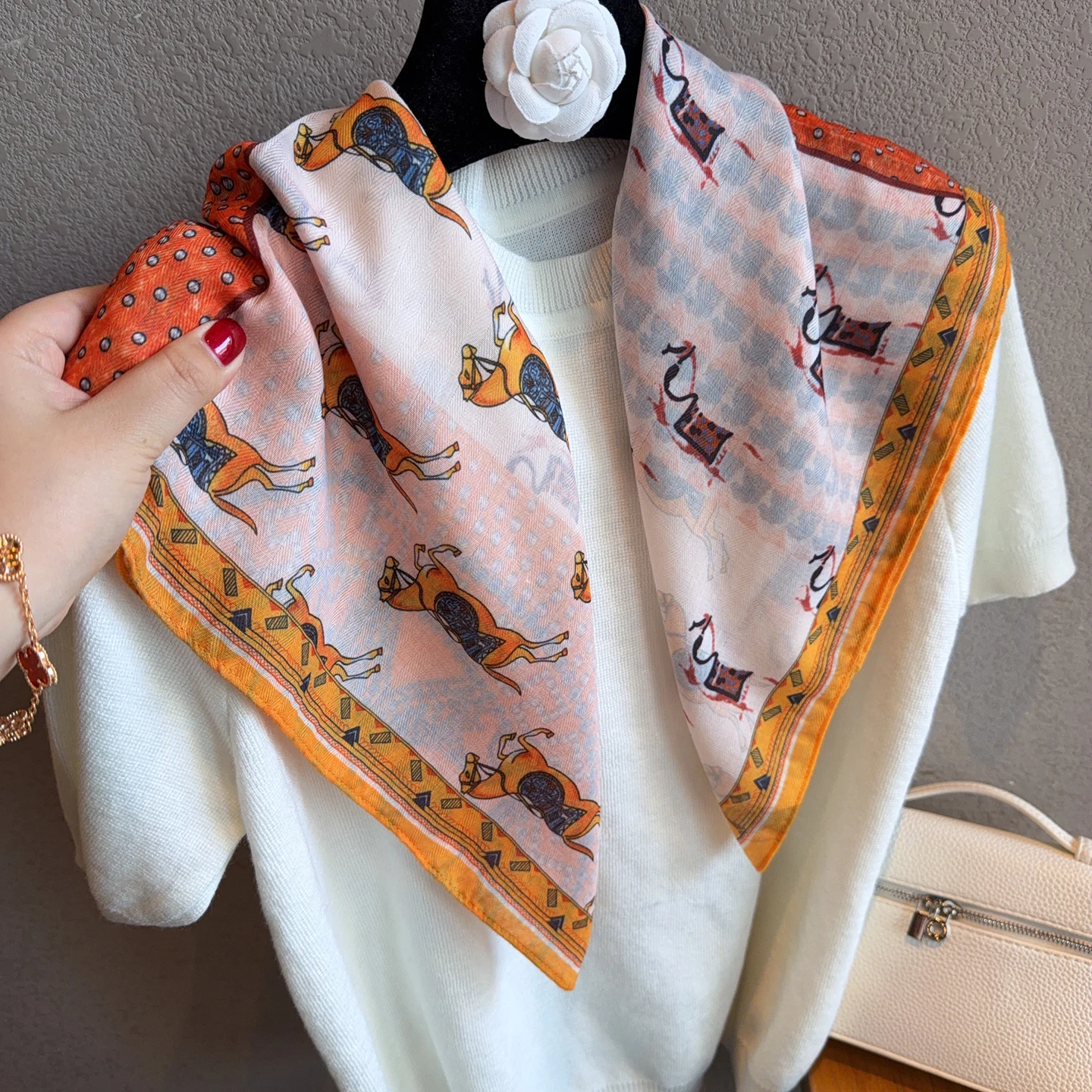 lenco-quadrado-versatil-laranja-estampado-70-algodao-e-linho-feminino-decorativo-para-protecao-do-pescoco-primavera-verao