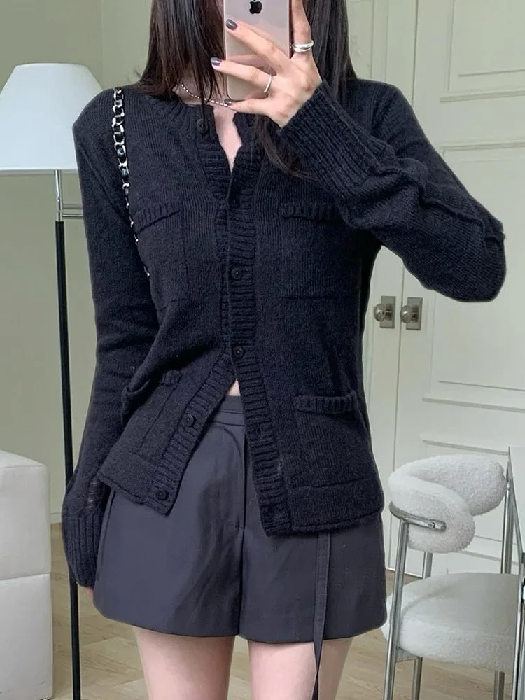 เสื้อสเวตเตอร์ไหมพรมถักทรงยาวสีขาวสำหรับผู้หญิง สไตล์ชิค ฤดูใบไม้ร่วง รุ่นใหม่ ดีไซน์ฝรั่งเศส กระดุมติด ดีไซน์หรูหรา