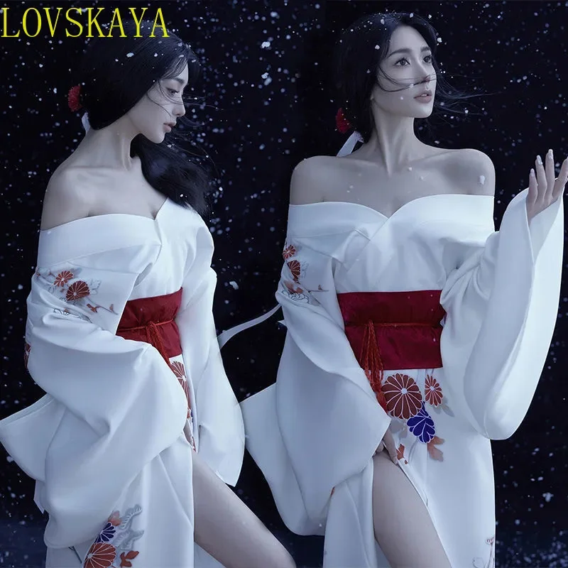 

Женское японское традиционное длинное кимоно в сочетании с красным элегантным праздничным платьем, фотографическим выступлением, ролевым костюмом
