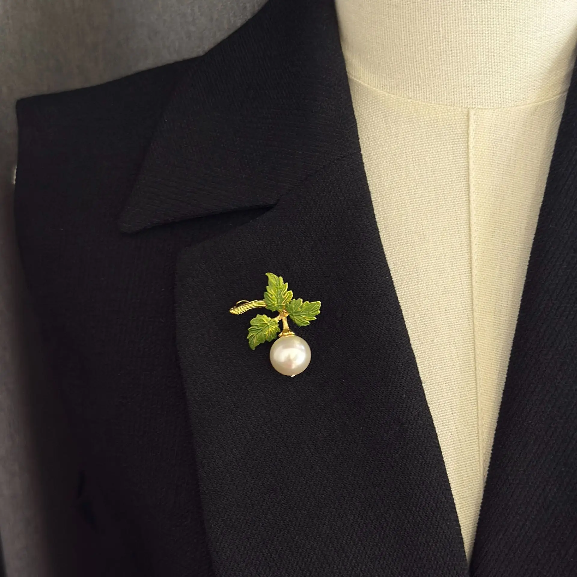 Fruity retro shell bead brooch, handmade texture design, elegant, light luxury corsage, high-end clothing women's accessories