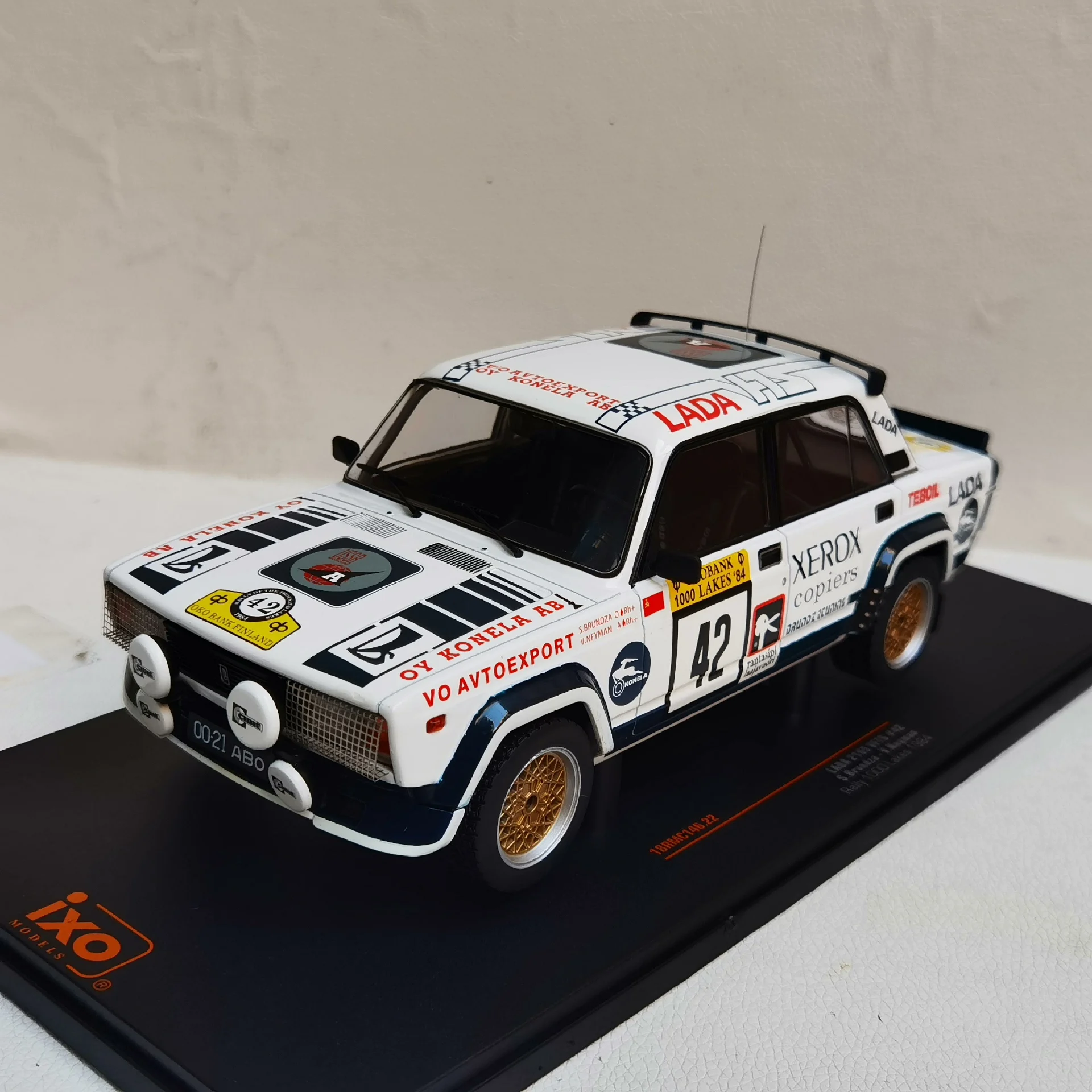 

Diecast IXO 1/18 Scale LADA 2105 VFTS #42 1984 Lada Car B2C8 Alloy Car Model Collectible Toy Gift Souvenir Display Ornament
