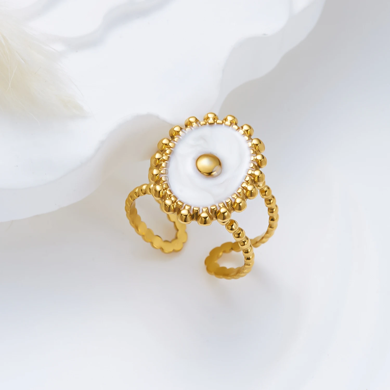 Eleganter Goldfarben-Blumenring für Damen aus Edelstahl mit Weißer Emaille Ovaler Knöchelring Attraktiver Finger-Charm-Schmuck – Detail 6