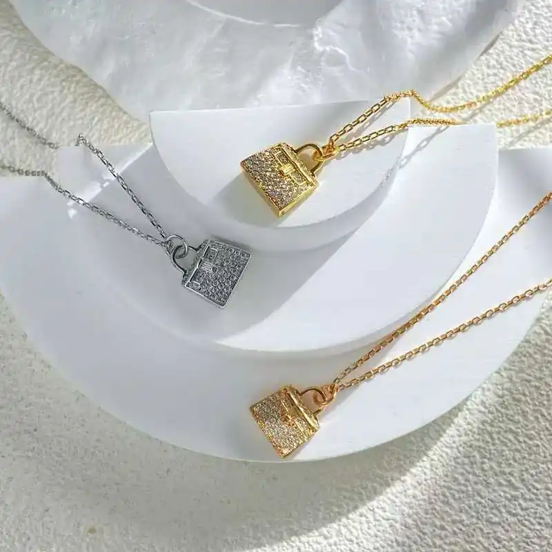 

Новая высококачественная сумка и колье H K Province с бриллиантами — легкая роскошь для женщин.