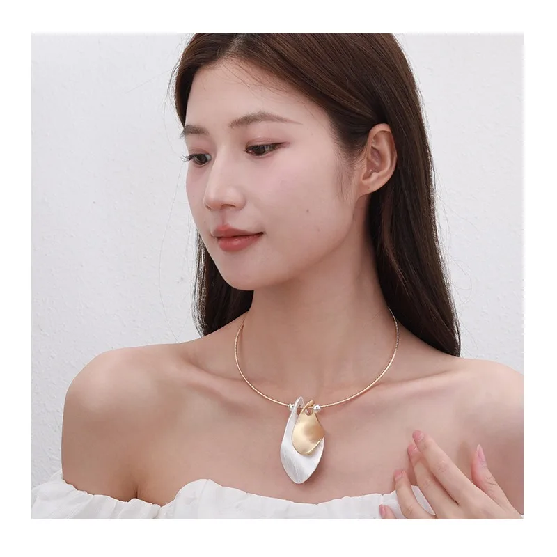 

The New Model Is Specially Designed for Simple Niche Collarbone Chain Geometric Pendant Collar High-end Jewelry.