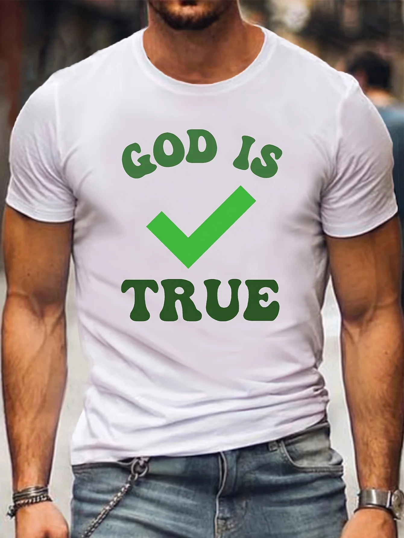 تي شيرت رجالي من القطن الخالص GOD IS TRUE برسوم جرافيك كاجوال برقبة دائرية وأكمام قصيرة مع تصميم علامة مرجعية خضراء